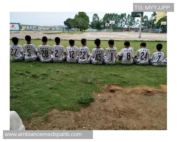 白衣少年足球明星的崛起与梦想追逐之路探秘